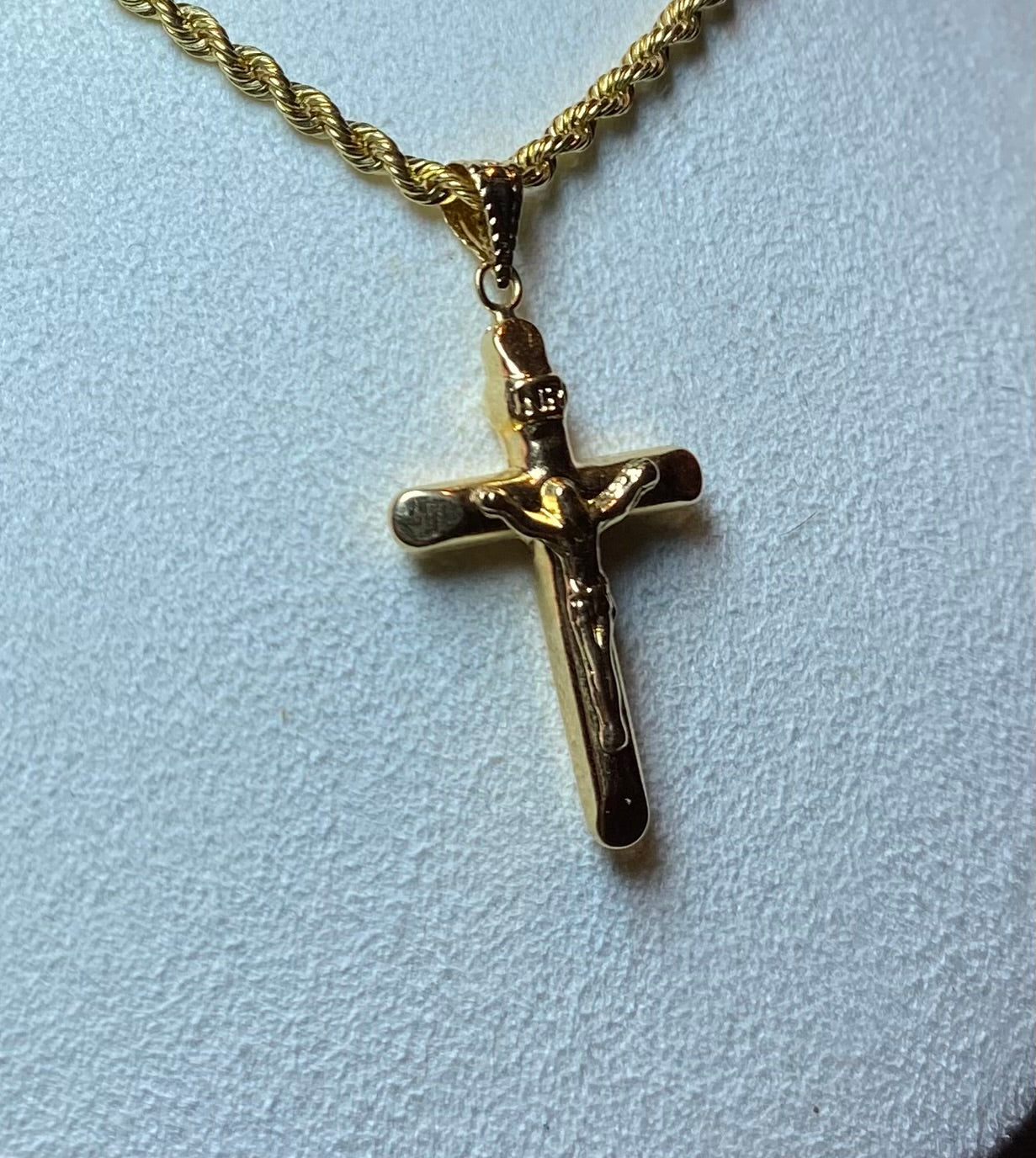 Dije GUCCI mediano 18K